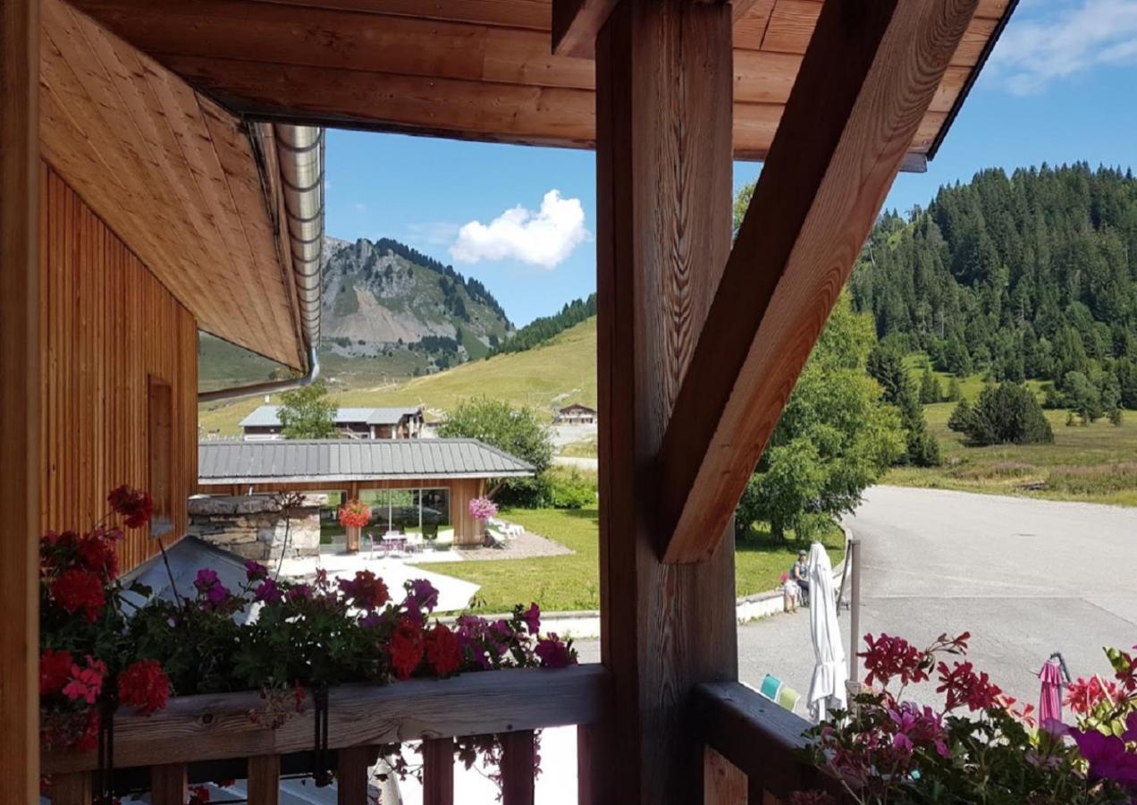 Les Roches 1500 Hotel Mieussy Buitenkant foto